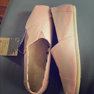 TOMS. Never worn